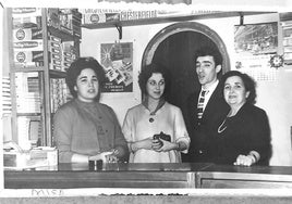 Ángeles y Carmen (hija y madre) en los extremos, las primeras regentes en los años 60.