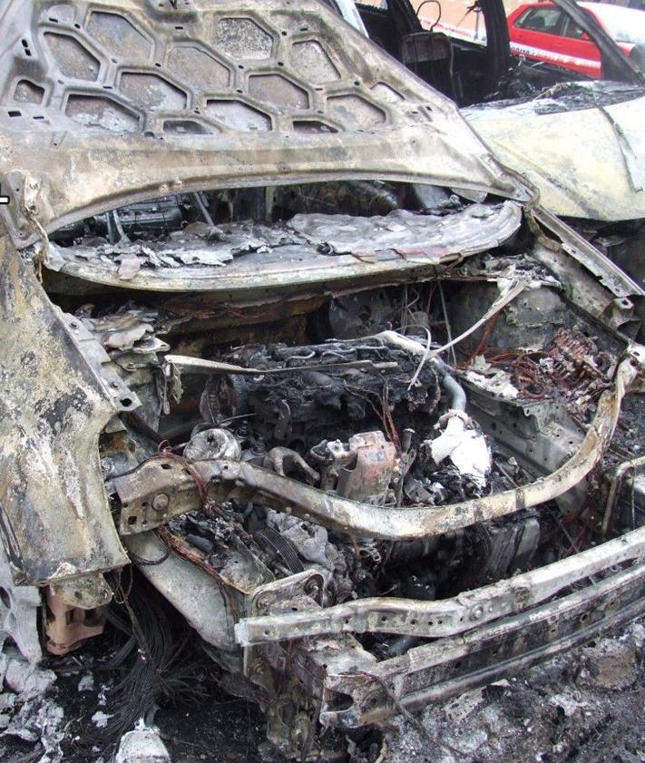 Imagen secundaria 2 - Estado del coche del guardia civil atacado. 