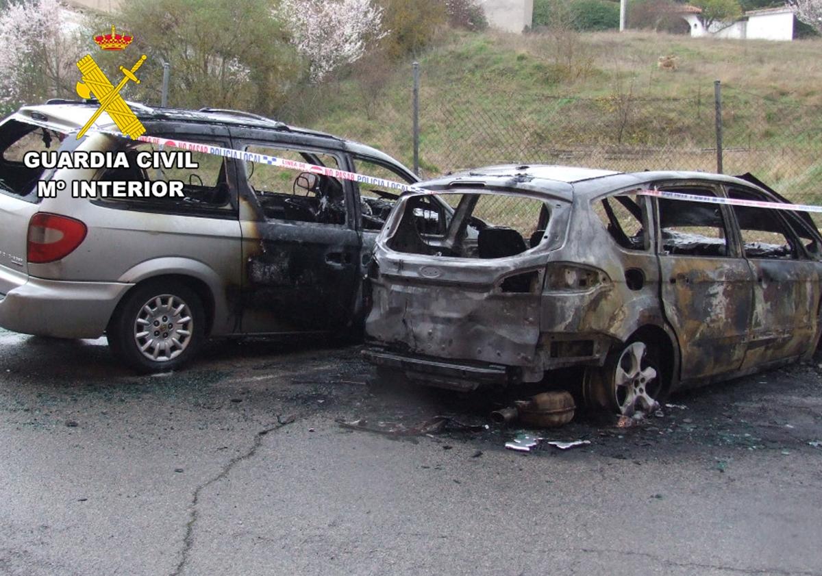 Imagen principal - Estado del coche del guardia civil atacado. 