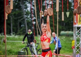 Laura Camarero en uno de los obstáculos.