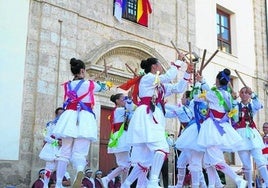 Exhibición del paloteo del grupo de Ampudia.