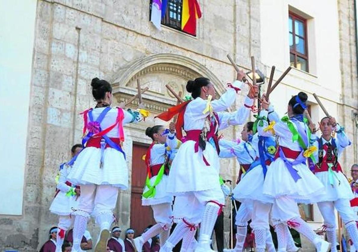 Exhibición del paloteo del grupo de Ampudia.