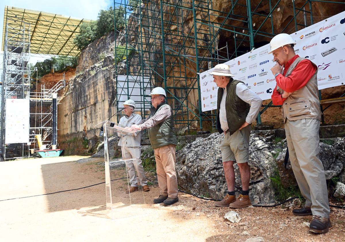 Imagen principal - Visita a los yacimientos de Atapuerca en el comienzo de las excavaciones. 