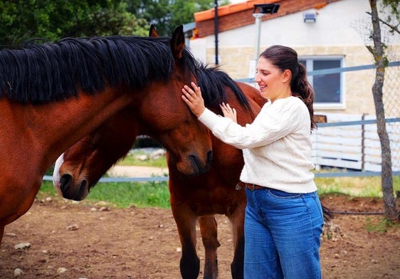 Sara Burgos, gerente y fundadora de Mil Encinas, con algunos de los caballos de su centro cerca de Carcedo.