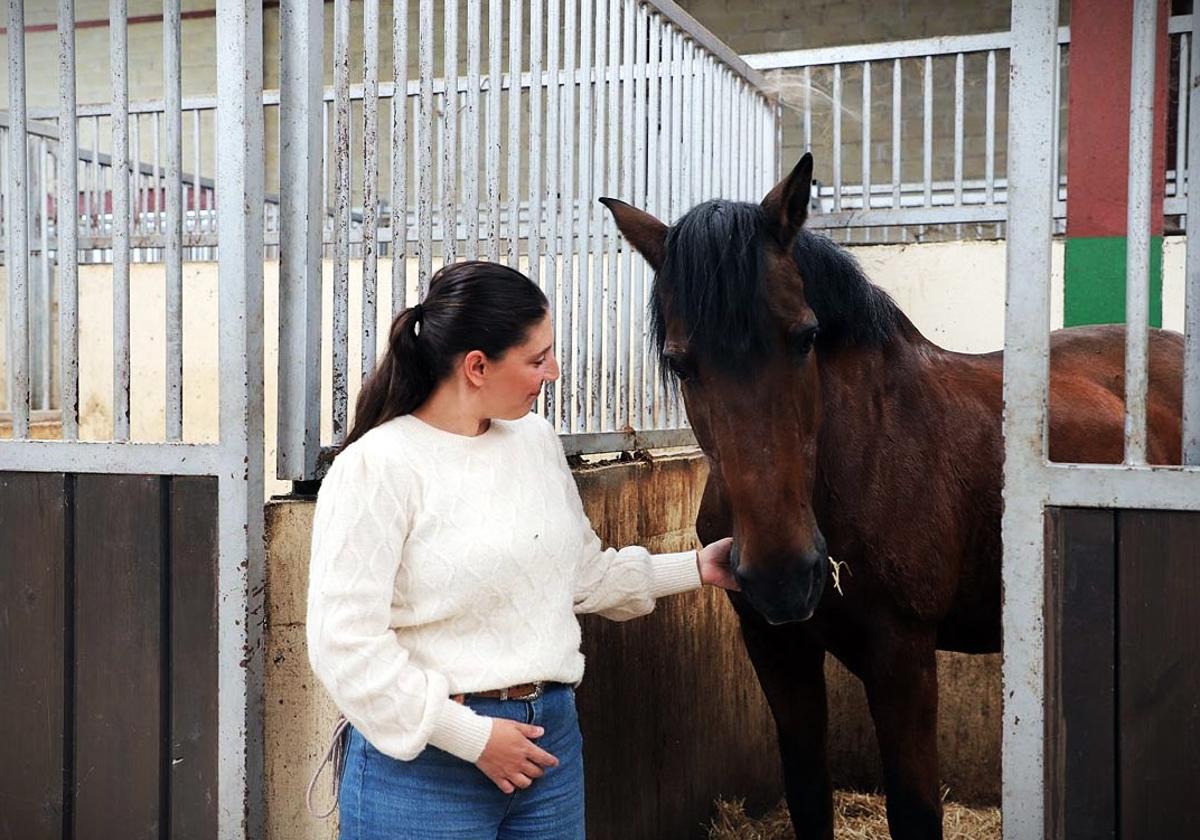 Sara Burgos con uno de los caballos de Mil Encinas.