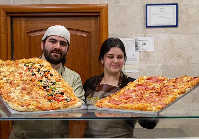 Felipe y Crina, los encargados de la gestión de la Pizzería Venecia.