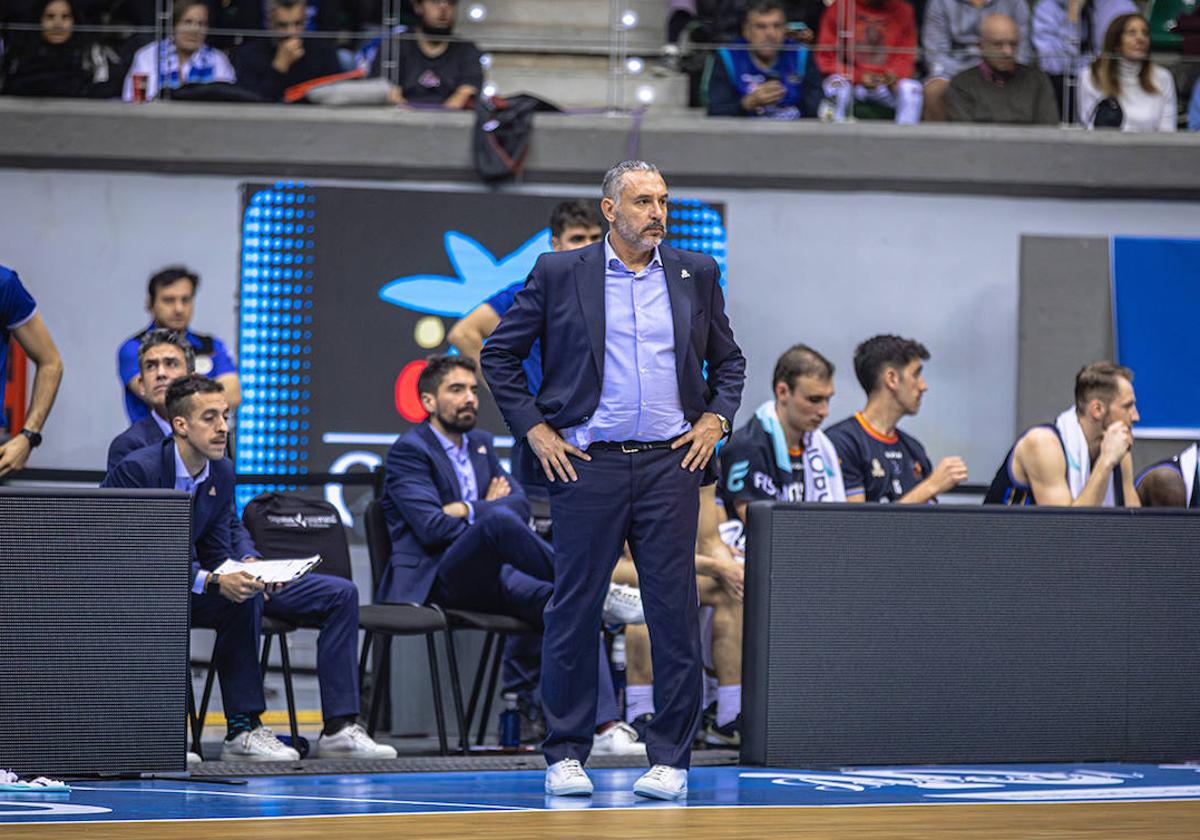 Jota Cuspinera en el banquillo del San Pablo.