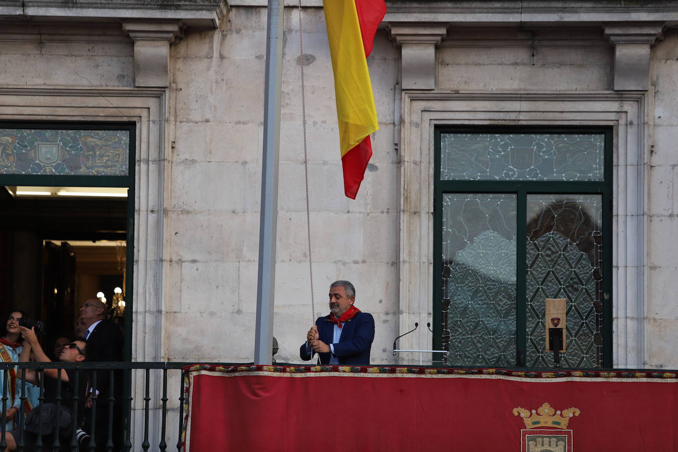 El pregón y la bomba anunciadora de Sampedros, en imágenes