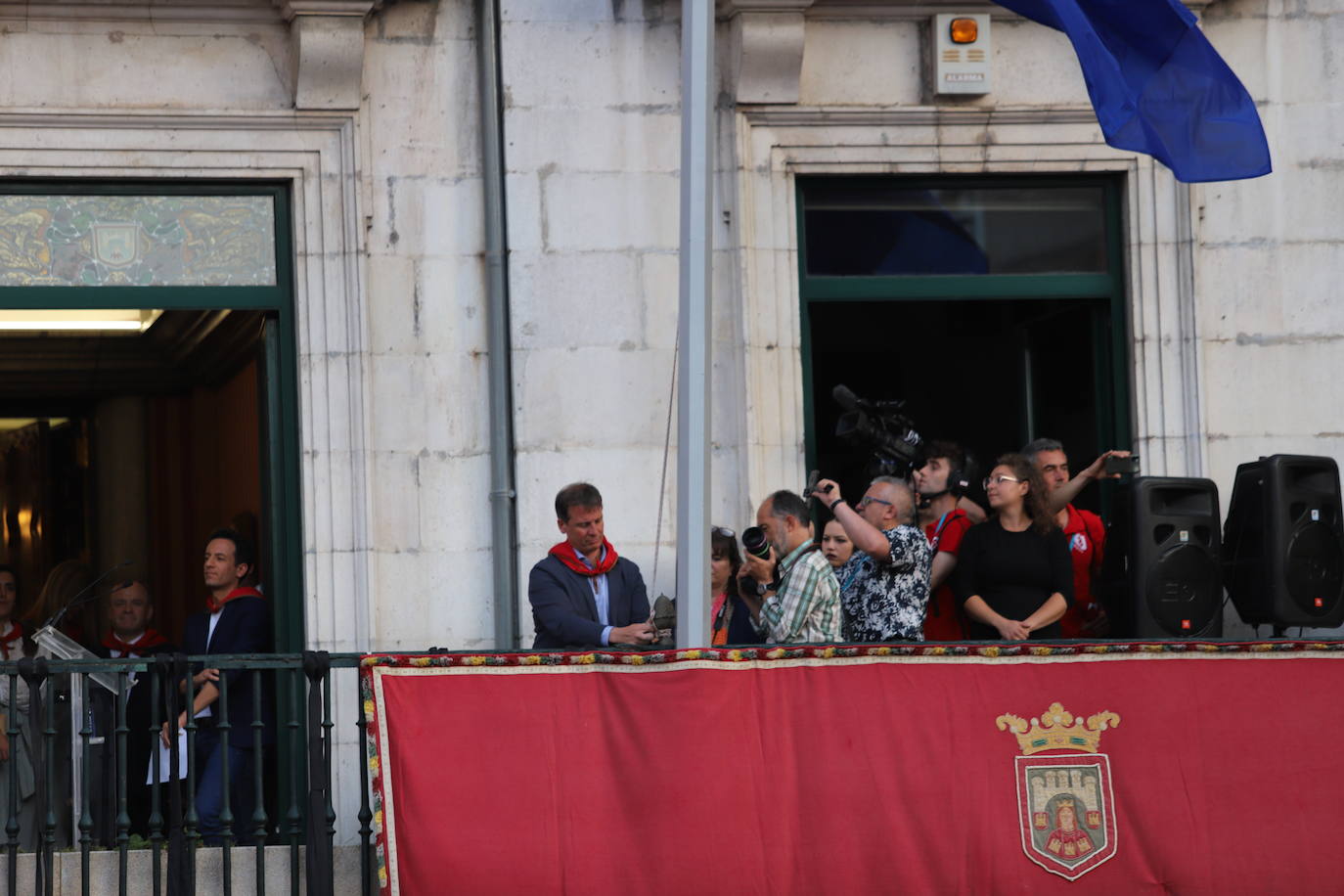 El pregón y la bomba anunciadora de Sampedros, en imágenes