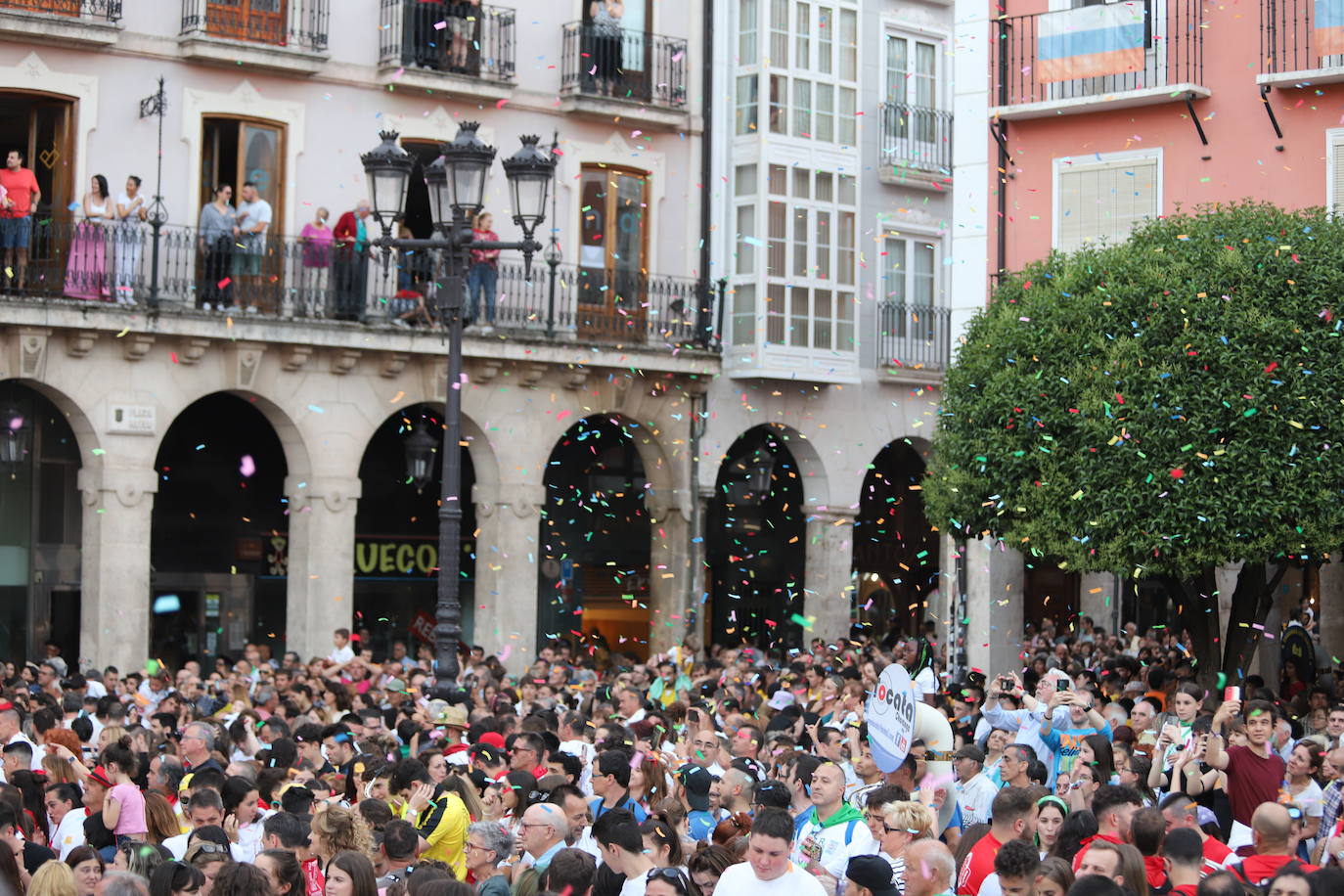 El pregón y la bomba anunciadora de Sampedros, en imágenes