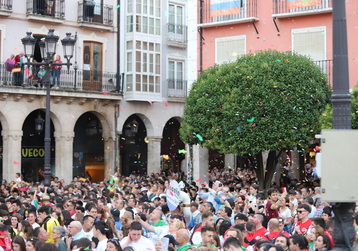 El pregón y la bomba anunciadora de Sampedros, en imágenes