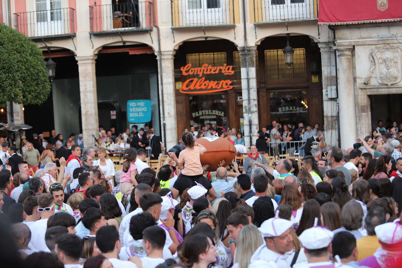 El pregón y la bomba anunciadora de Sampedros, en imágenes