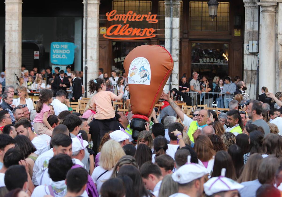 Imágenes del pregón, el lanzamiento de la bomba anunciadora y el lanzamiento de la bota.