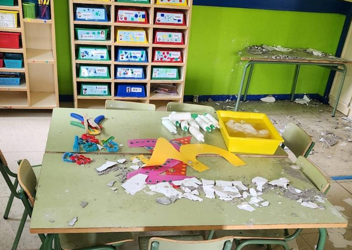 Imagen secundaria 1 - La tromba de agua derrumba el techo de cuatro aulas de un colegio de Burgos