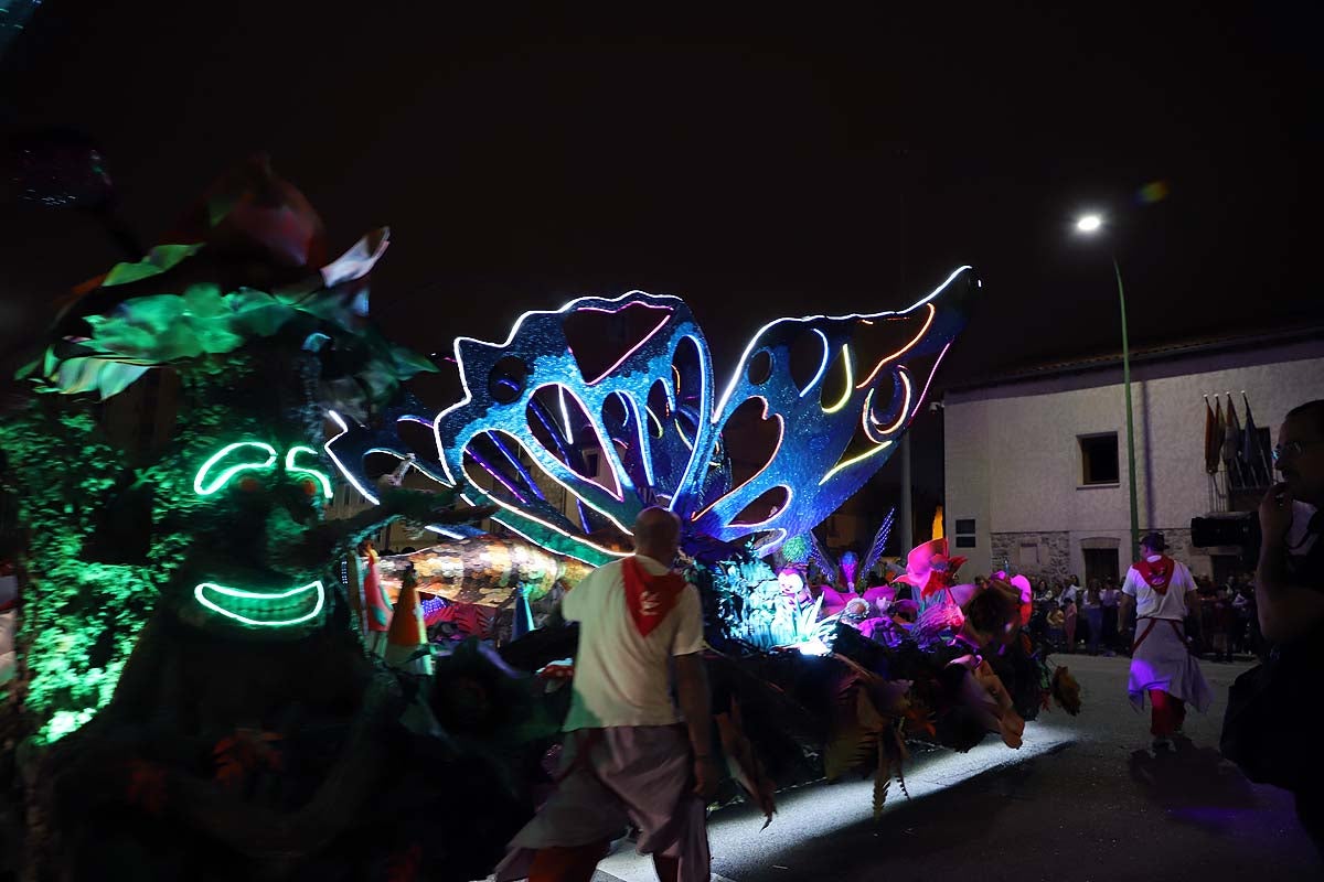 Conoce las carrozas que han animado la Cabalgata nocturna de Sampedros