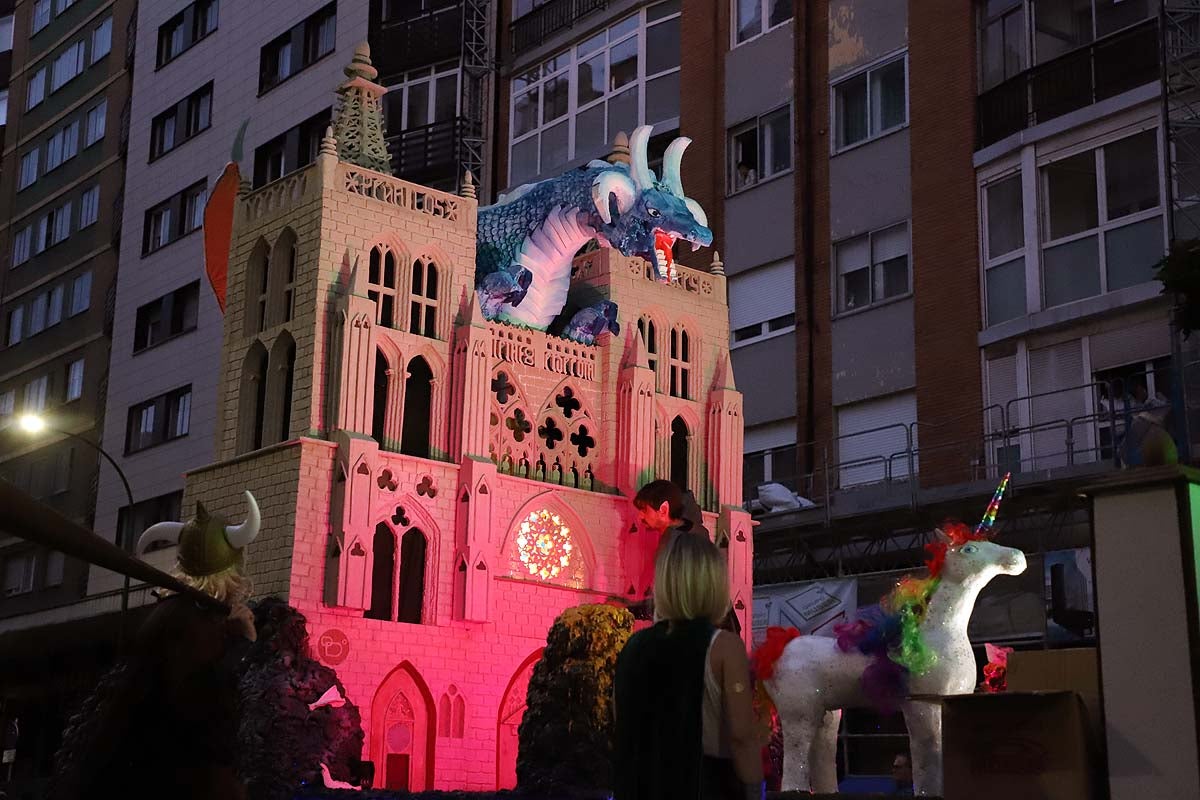 Conoce las carrozas que han animado la Cabalgata nocturna de Sampedros