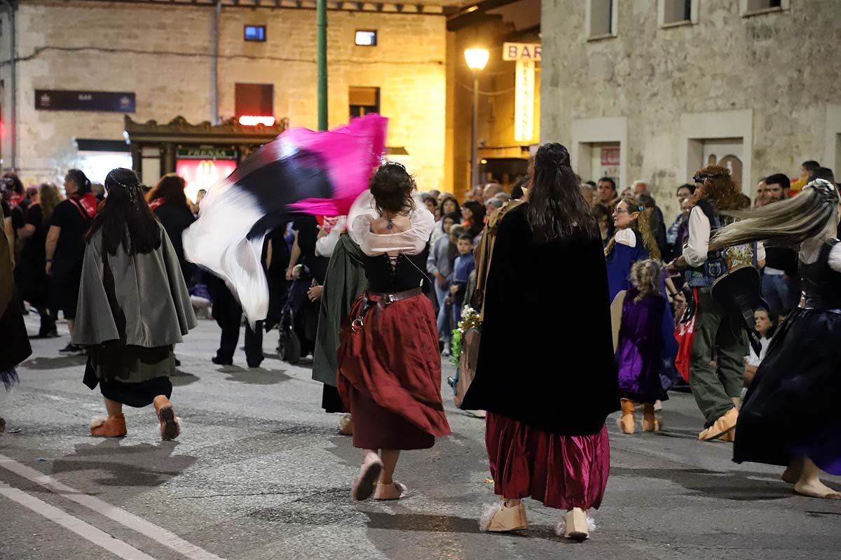 Las peñas ponen el ritmo al desfile de Sampedros