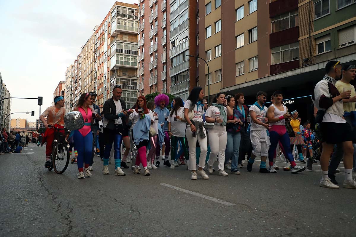 Las peñas ponen el ritmo al desfile de Sampedros