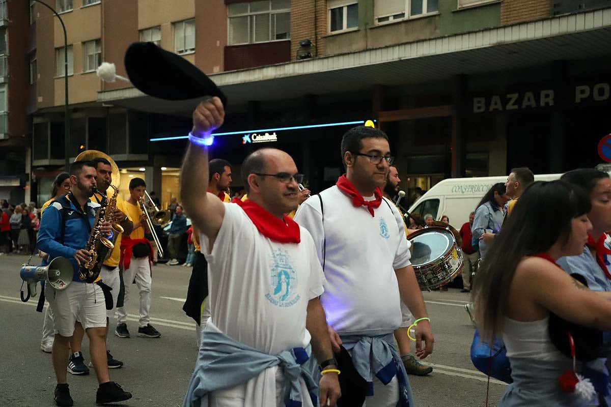 Las peñas ponen el ritmo al desfile de Sampedros