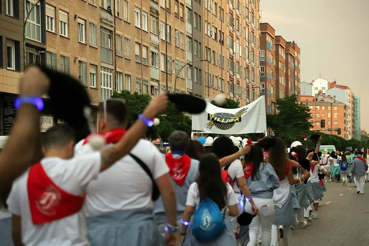 Las peñas ponen el ritmo al desfile de Sampedros