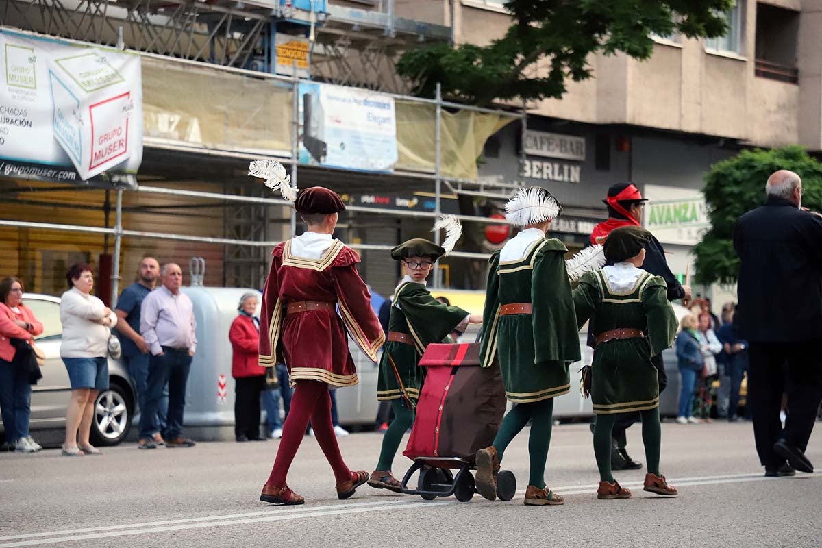 Las peñas ponen el ritmo al desfile de Sampedros