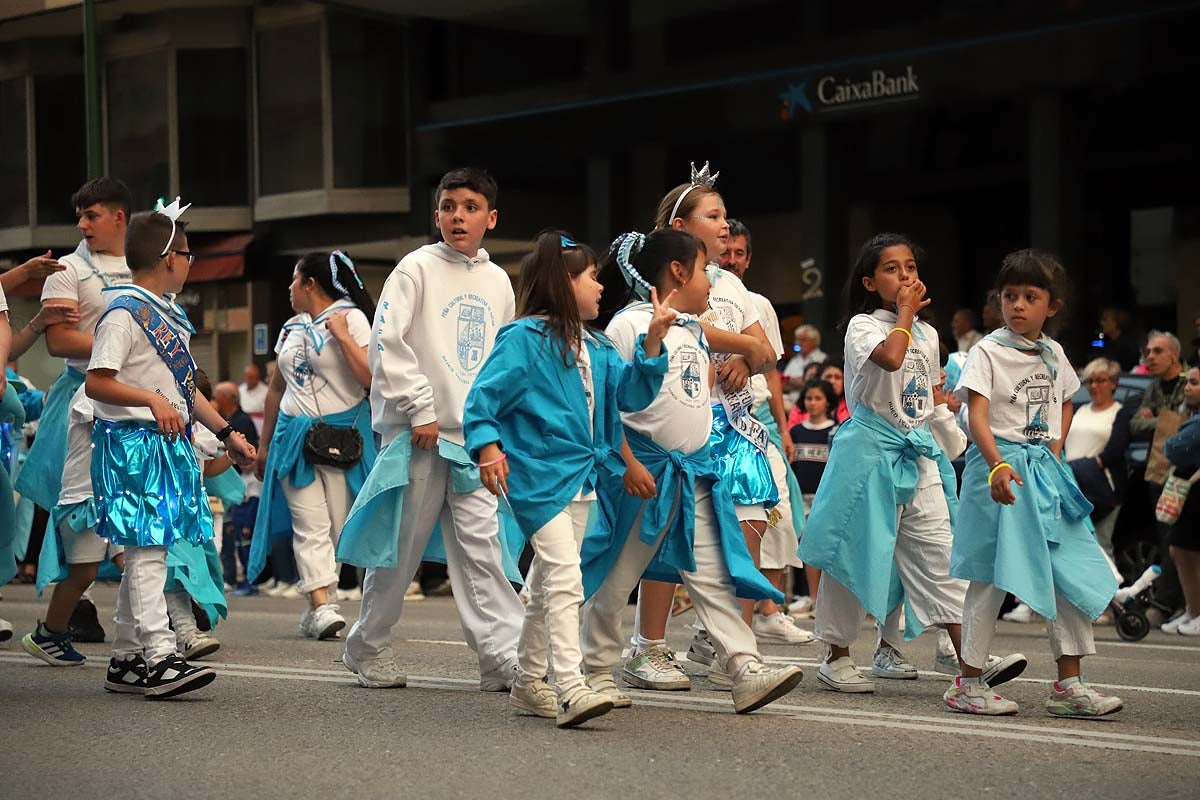 Las peñas ponen el ritmo al desfile de Sampedros