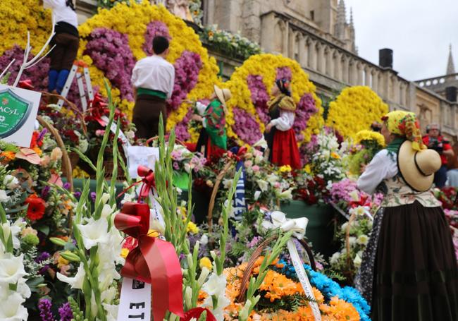 Ofrenda floral a la patrona de Burgos en la Catedral