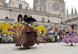 Baile de los Gigantillos frente a la Catedral de Burgos.