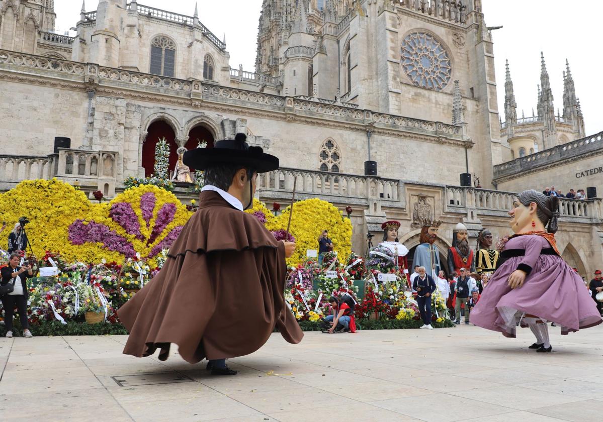 Baile de los Gigantillos frente a la Catedral de Burgos.