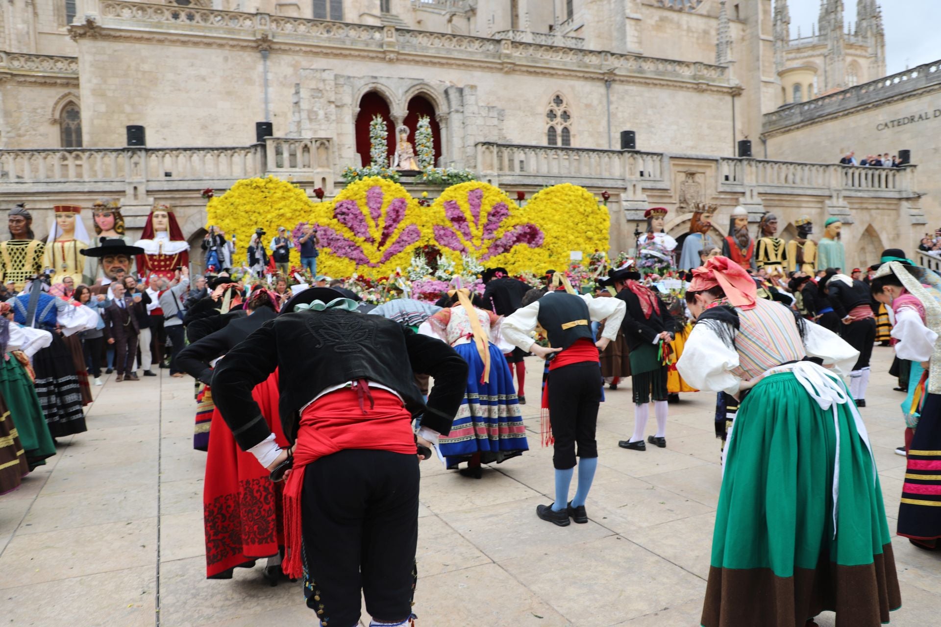 Así ha sido la Ofrenda Floral de los Sampedros en Burgos