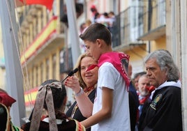 Izan Cano Villaverde dando el pregón infantil de los Sampedros 2024