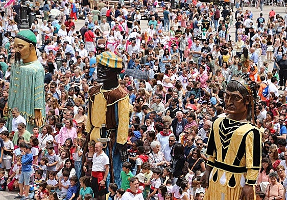 Los gigantones en la plaza Mayor de Burgos junto a los burgaleses y visitantes