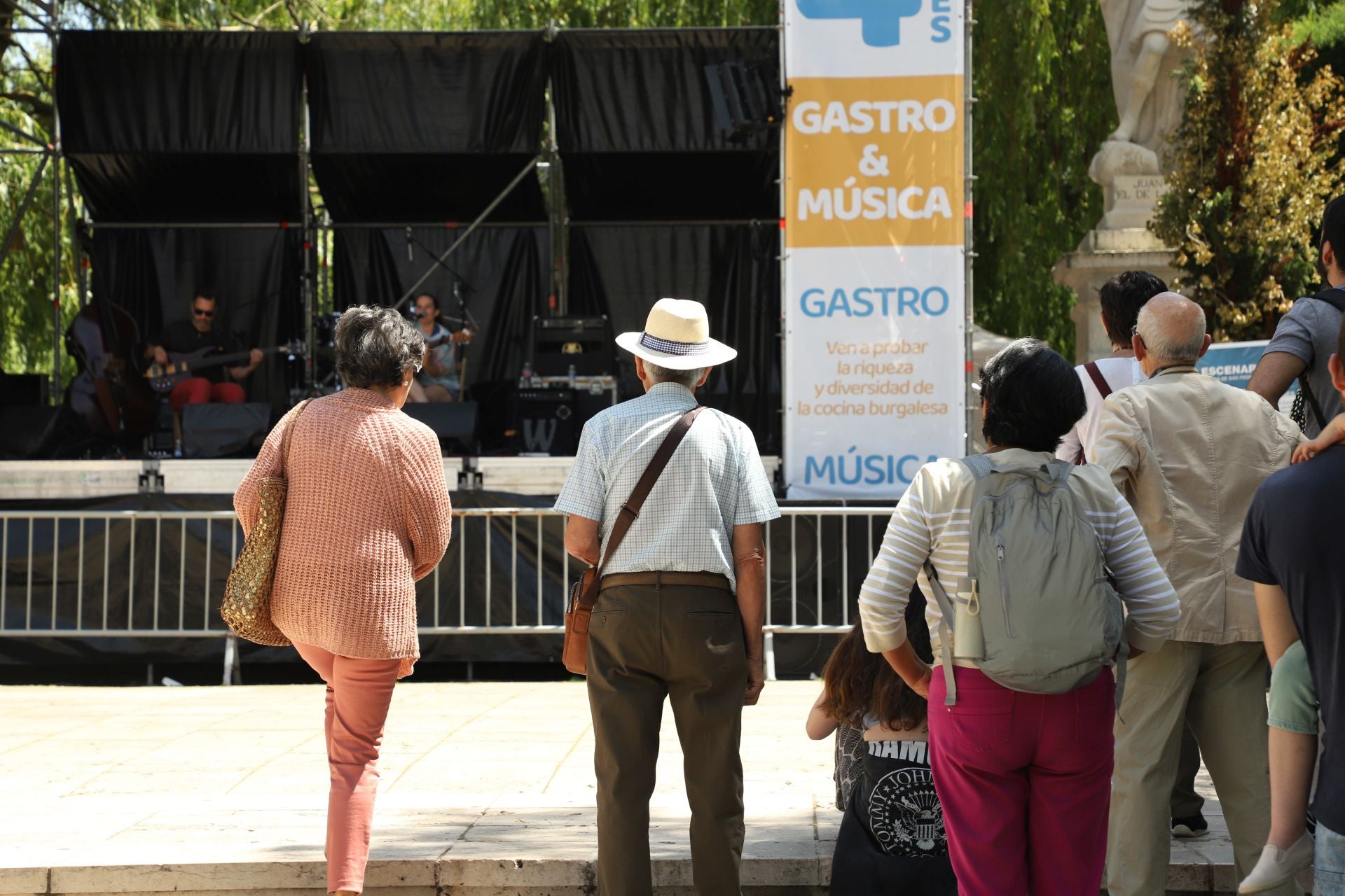 Los burgaleses disfrutan de la música y comida de la zona en Los Cuatro Reyes