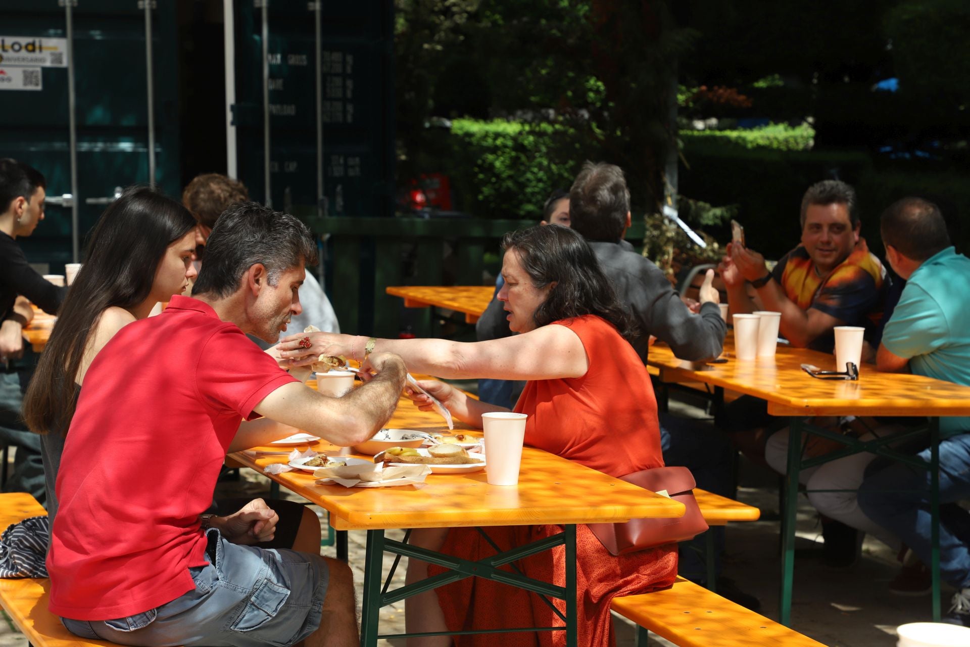 Los burgaleses disfrutan de la música y comida de la zona en Los Cuatro Reyes