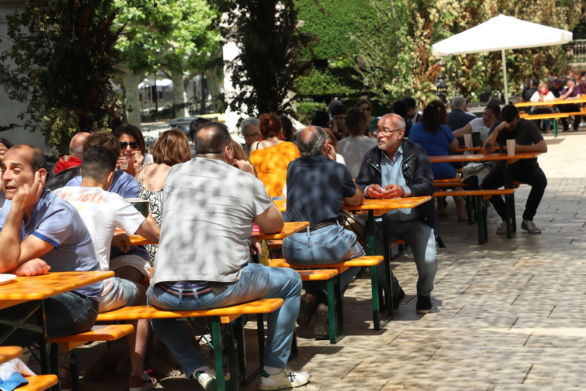 Los burgaleses disfrutan de la música y comida de la zona en Los Cuatro Reyes