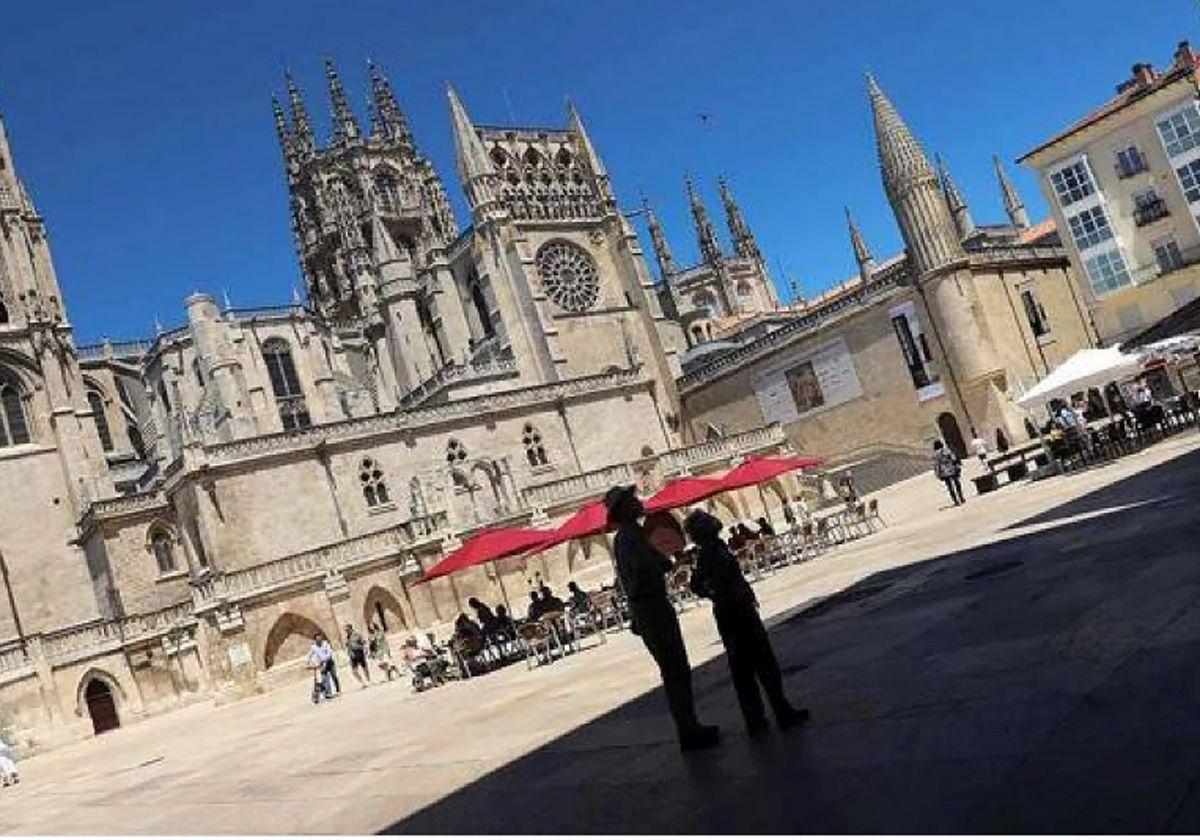 Turistas en las inmediaciones de la catedral de Burgos.