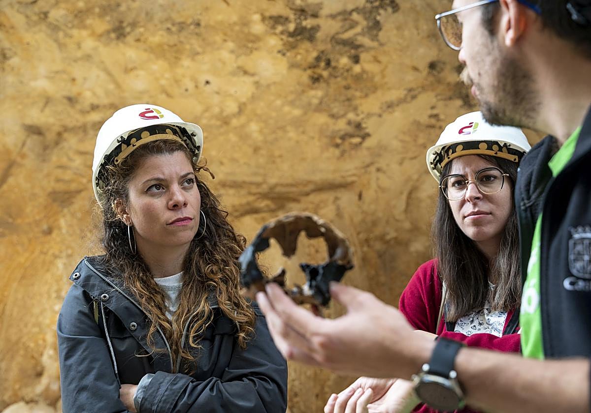 Tania Rodríguez en las excavaciones de la sierra de Atapuerca.