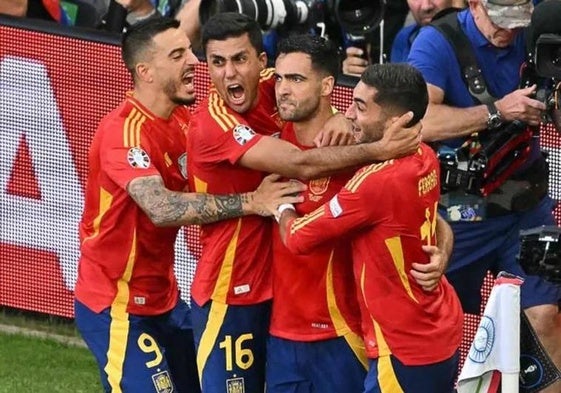 Merino rodeado de sus compañeros tras marcar el gol de la victoria para España.