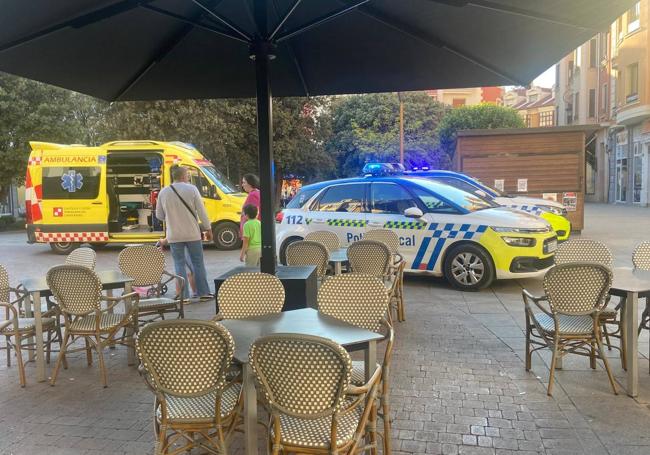 Ambulancia y policía en la plaza de la Constitución.