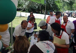 El jurado probando uno de los platos.
