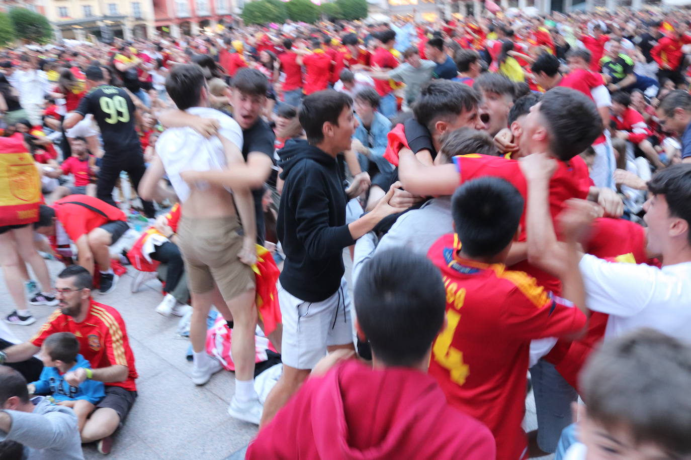 Cientos de burgaleses disfrutan de La Roja en la Plaza Mayor