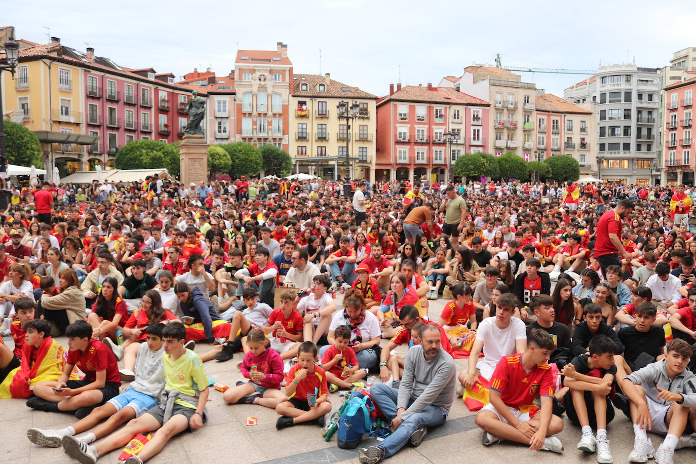 Cientos de burgaleses disfrutan de La Roja en la Plaza Mayor