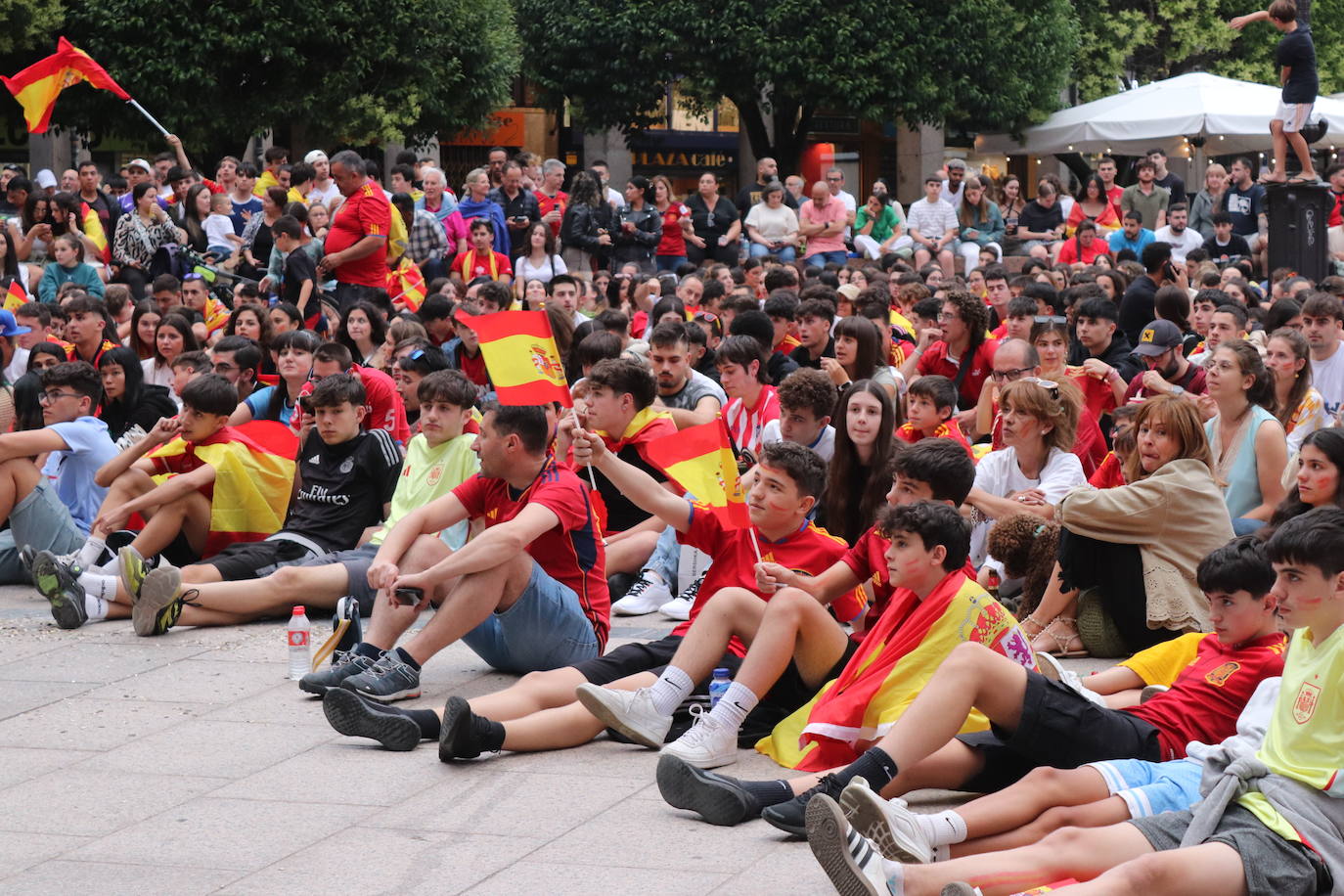 Cientos de burgaleses disfrutan de La Roja en la Plaza Mayor