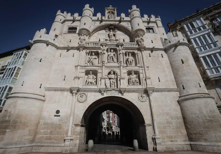 El Arco se abre grandioso al pie de la Catedral.