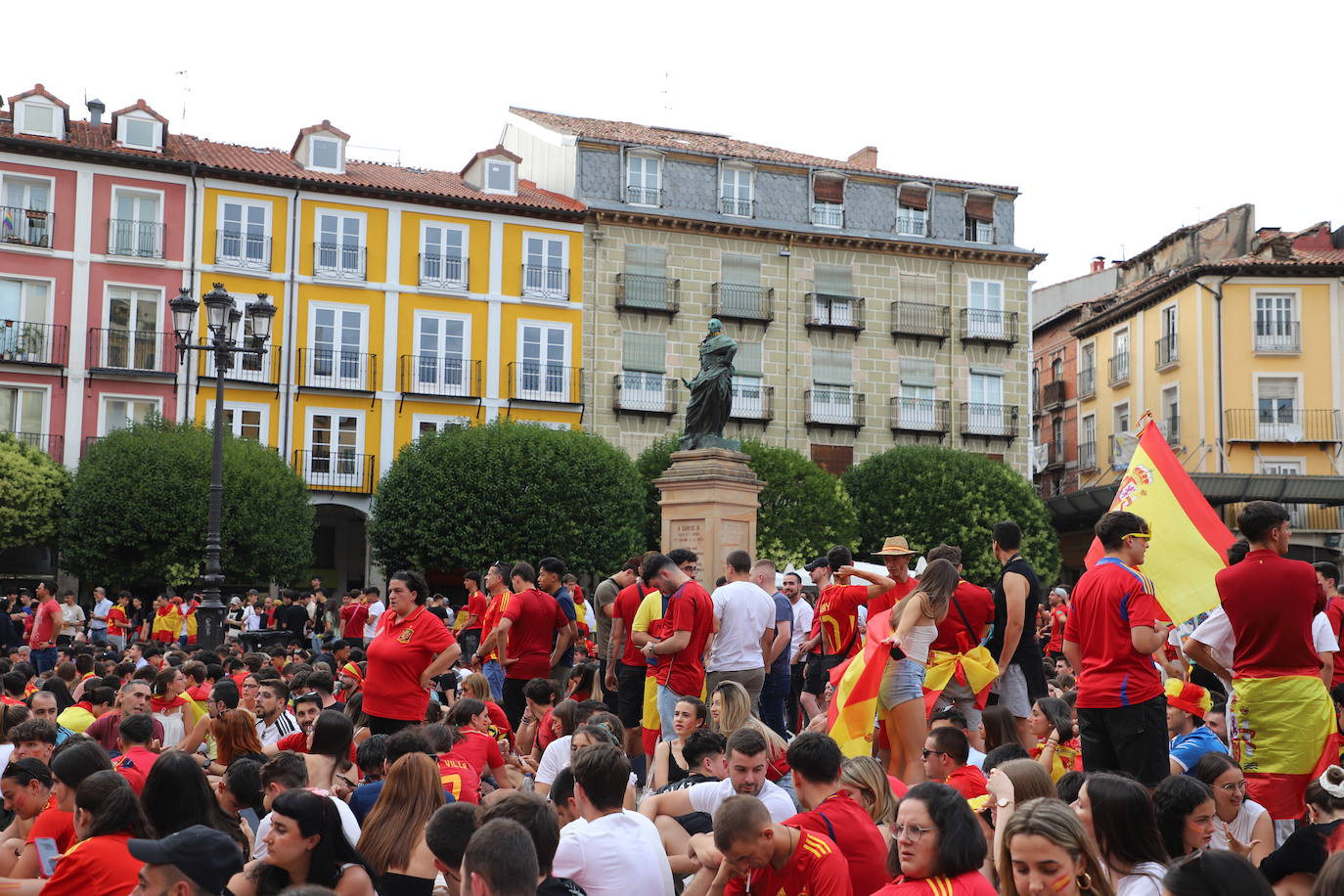 Las imágenes de cientos de burgaleses apoyando a La Roja en la final de la Eurocopa