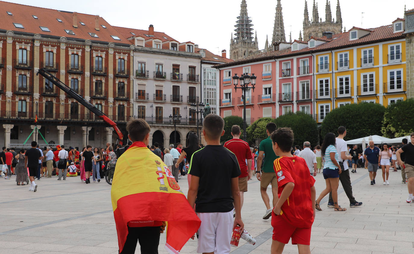 Las imágenes de cientos de burgaleses apoyando a La Roja en la final de la Eurocopa