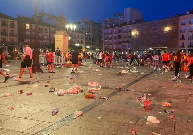 Basura en la Plaza Mayor de Burgos durante la final de la Eurocopa.