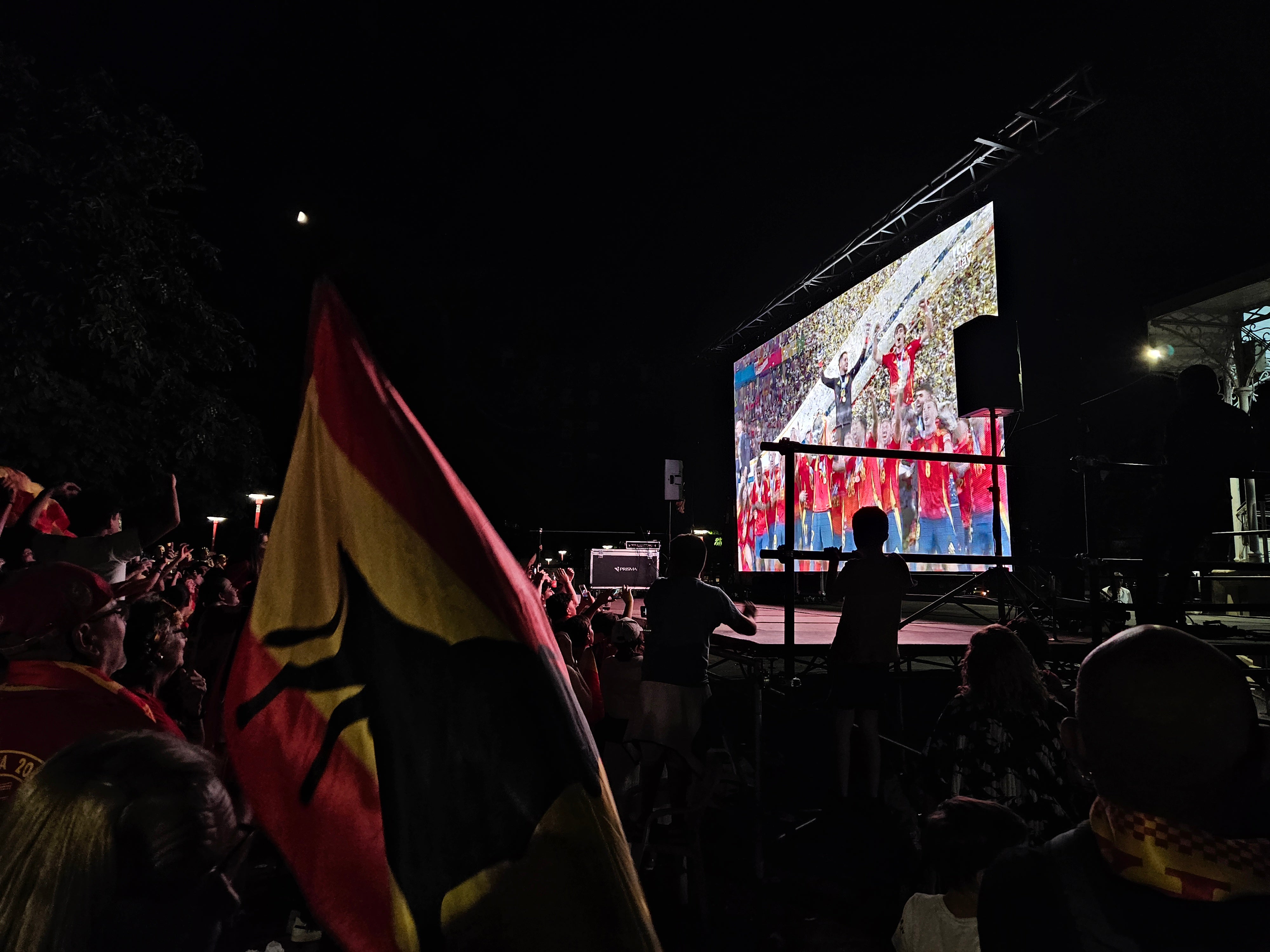 Mirandeses disfrutando del partido en la pantalla gigante instalada.