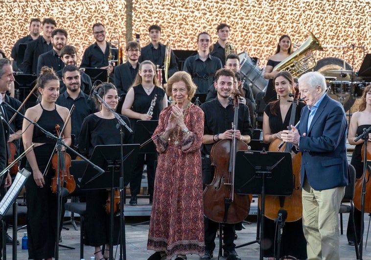 La reina emérita y el presidente de la Fundación Atapuerca con la Orquesta Joven de CyL