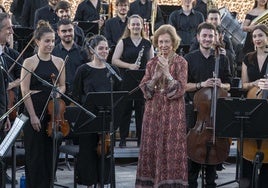 La reina emérita y el presidente de la Fundación Atapuerca con la Orquesta Joven de CyL